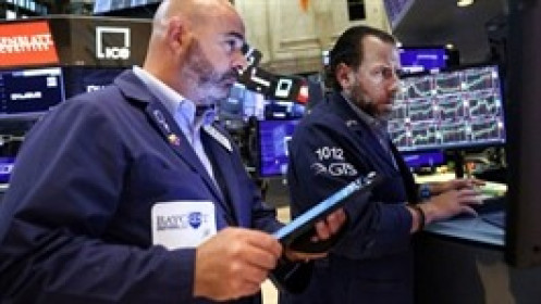 Dow Jones giảm hơn 350 điểm sau cảnh báo từ FedEx