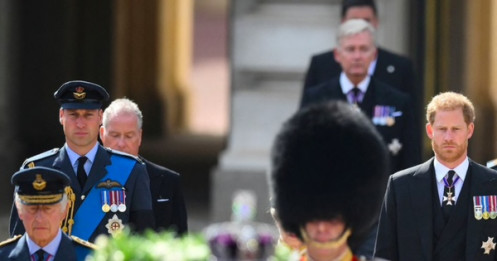 Người Anh xếp hàng 16 tiếng đồng hồ để viếng Nữ hoàng Elizabeth