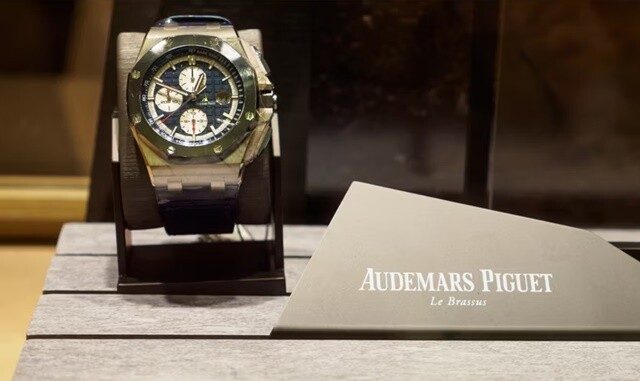 Chuyện về chiếc đồng hồ giá thấp nhất cũng lên tới 45.000 USD, được vô số người nổi tiếng chọn đeo