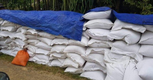 Một trưởng thôn 'ăn chặn' gần 5 tấn gạo hỗ trợ cho dân để đem nấu rượu, cho em dâu