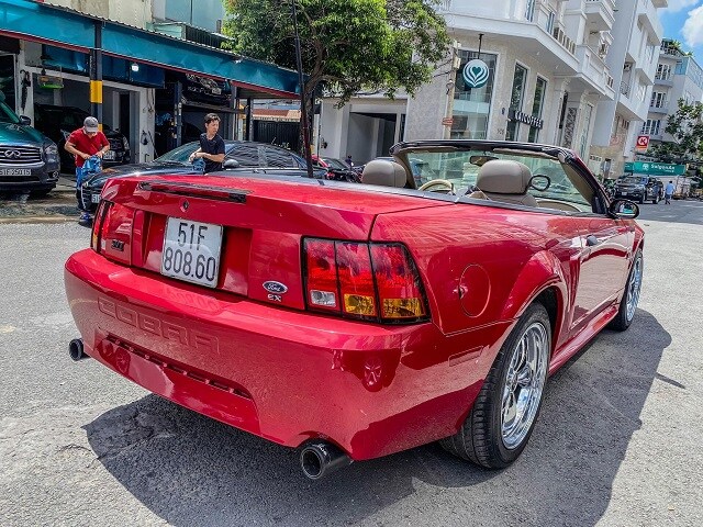 Ford Mustang mui trần gần 20 năm tuổi, rao giá hơn 1 tỉ đồng tại Việt Nam