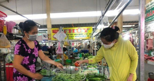 Giá rau xanh tăng vọt, hàng từ miền Trung về TPHCM bị gián đoạn do bão
