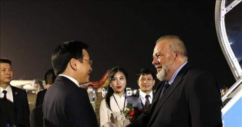 Thủ tướng Cuba đến sân bay Nội Bài, bắt đầu thăm chính thức Việt Nam