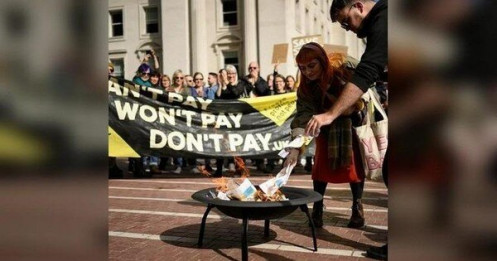 Người Anh đốt hóa đơn năng lượng để phản đối tăng chi phí sinh hoạt