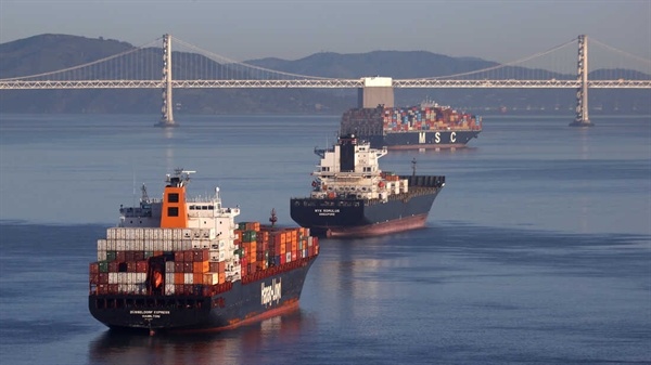 Giá thuê tàu biển bất ngờ giảm 30-50%