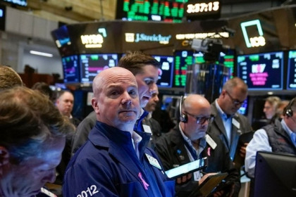 Dow Jones giảm gần 350 điểm