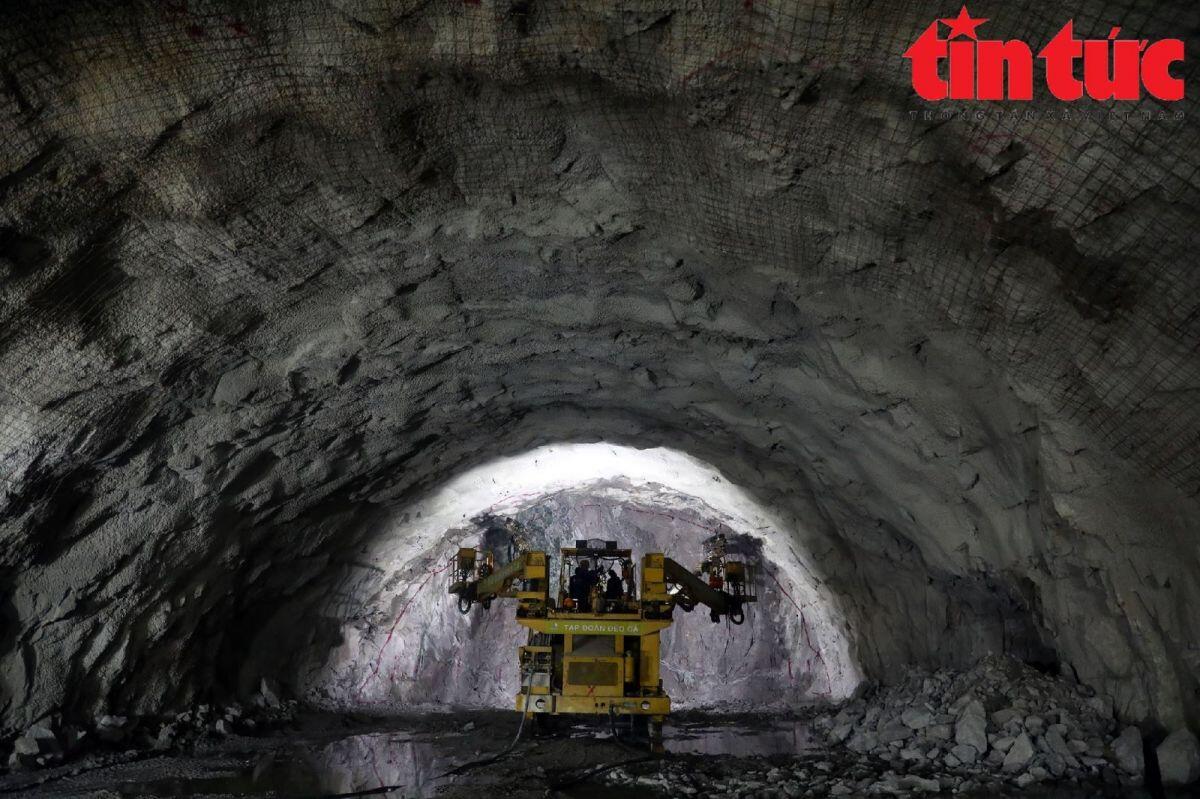 Cận cảnh đào hầm xuyên núi đá Núi Vung trên cao tốc Bắc Nam