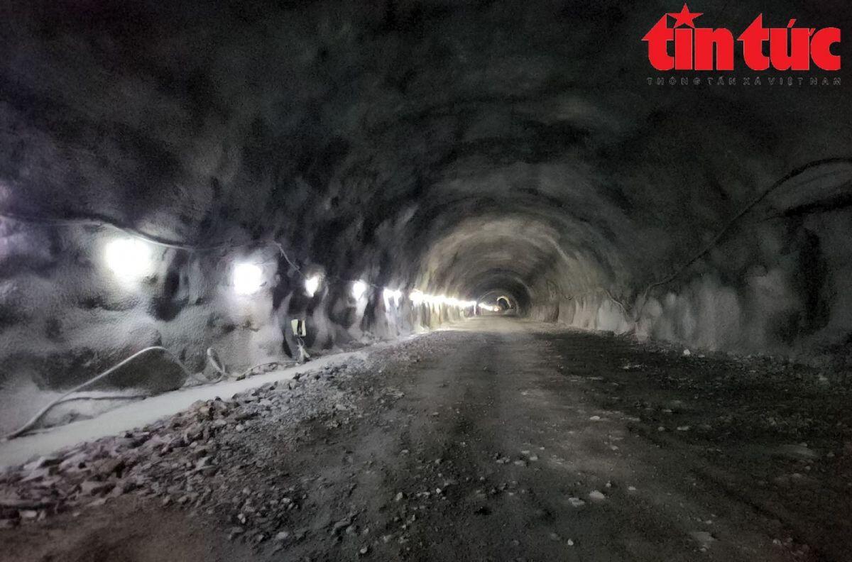 Cận cảnh đào hầm xuyên núi đá Núi Vung trên cao tốc Bắc Nam