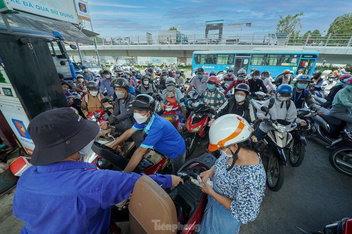 Khóc - cười mua xăng: Nơi vỡ òa đổ đầy bình, chỗ đội nắng chờ tới lượt