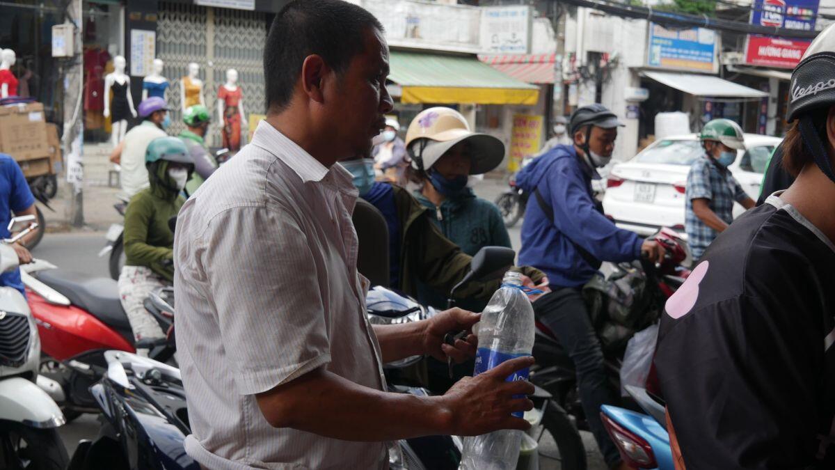 'Cơn khát' xăng chưa hạ nhiệt, lực lượng chức năng kiểm tra từng cửa hàng