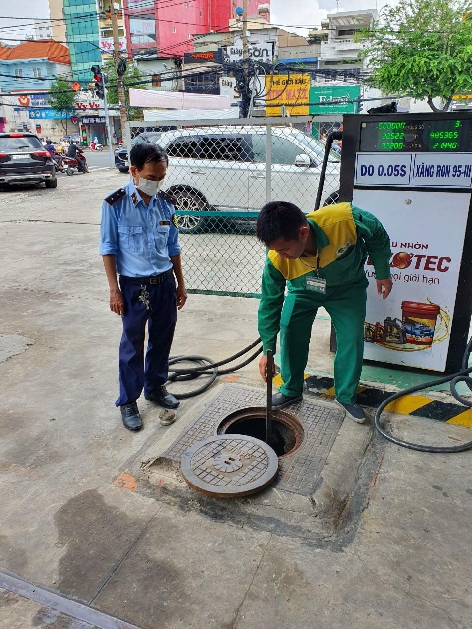 'Cơn khát' xăng chưa hạ nhiệt, lực lượng chức năng kiểm tra từng cửa hàng