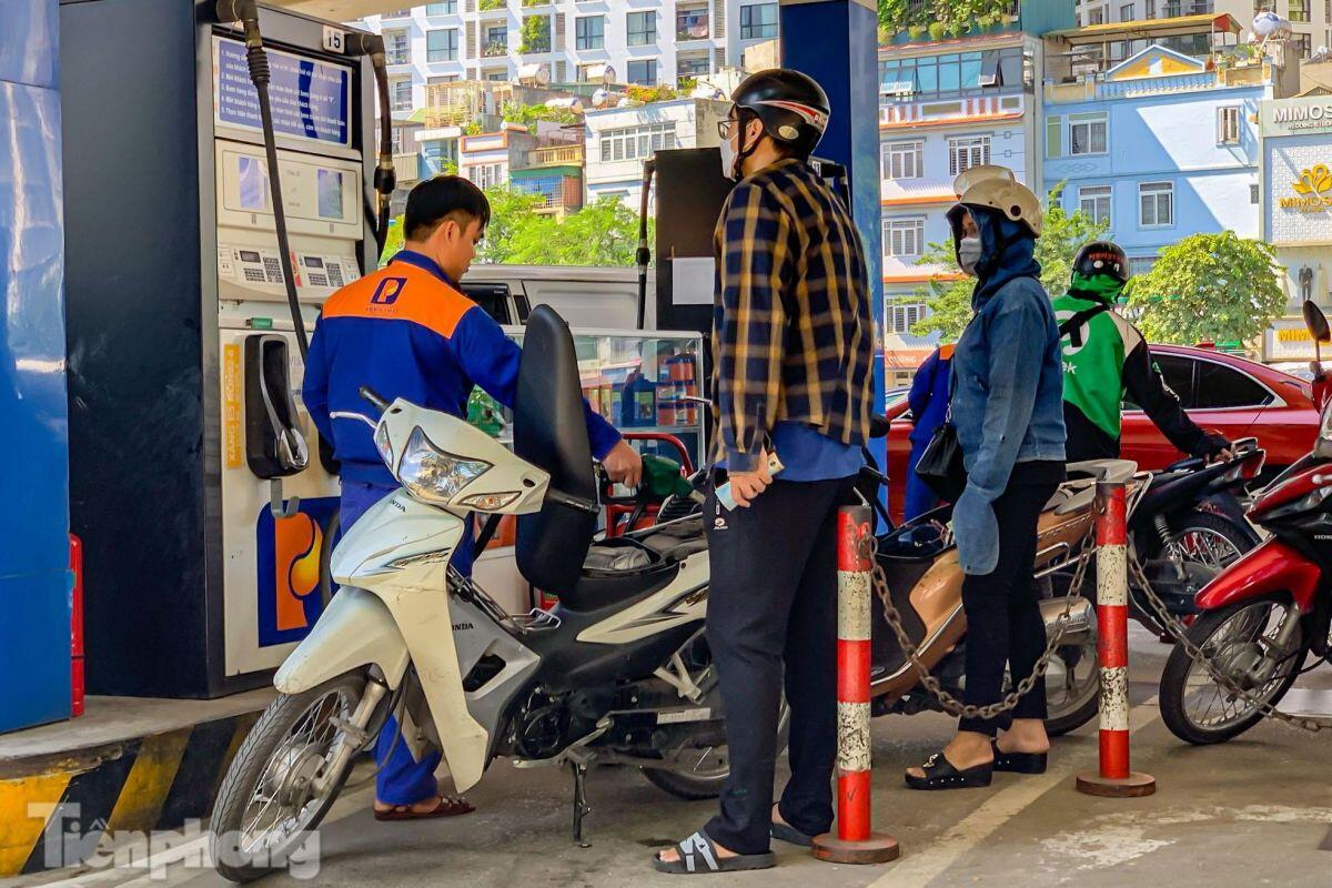 Lo giá xăng tăng, cây xăng ở Hà Nội đông nghẹt từ sáng sớm