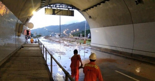 Hầm Hải Vân ngập bùn, Quốc lộ 1A đoạn qua Huế bị chia cắt