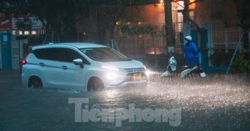 Bị trộm mất hàng trăm điện thoại khi cho người lạ trú ẩn trong trận mưa lịch sử ở Đà Nẵng