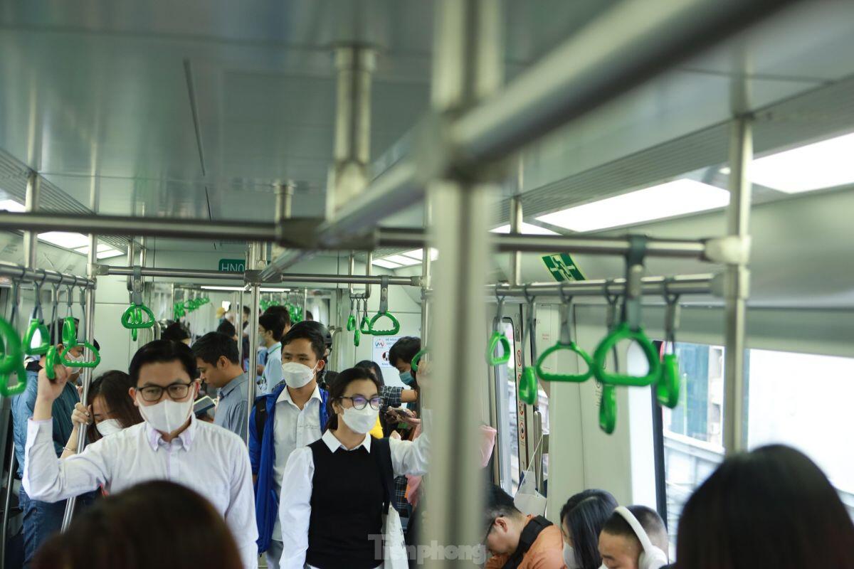 Hơn 32.000 lượt khách đi tàu điện Cát Linh - Hà Đông mỗi ngày