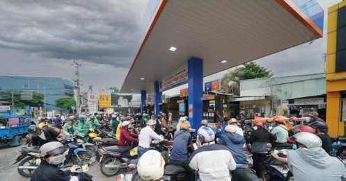Người dân TPHCM chật vật mua xăng