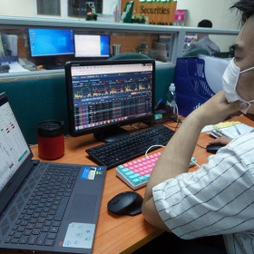 Cung-cầu thị trường không cân bằng khiến VN-Index sụt hơn 10 điểm