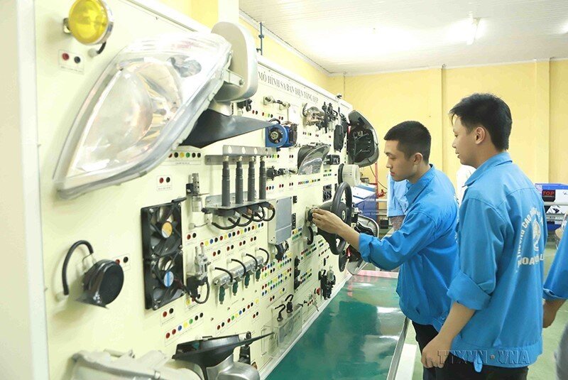 Việt Nam vươn lên trở thành trung tâm sản xuất điện tử toàn cầu