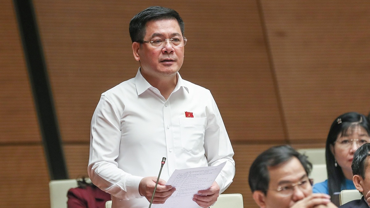 Bộ trưởng Nguyễn Hồng Diên báo cáo Quốc hội nguyên nhân cây xăng đóng cửa