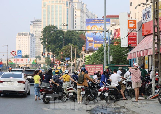 Người Hà Nội chạy khắp nơi tìm cây xăng, vật vã xếp hàng để đổ… 30.000 đồng