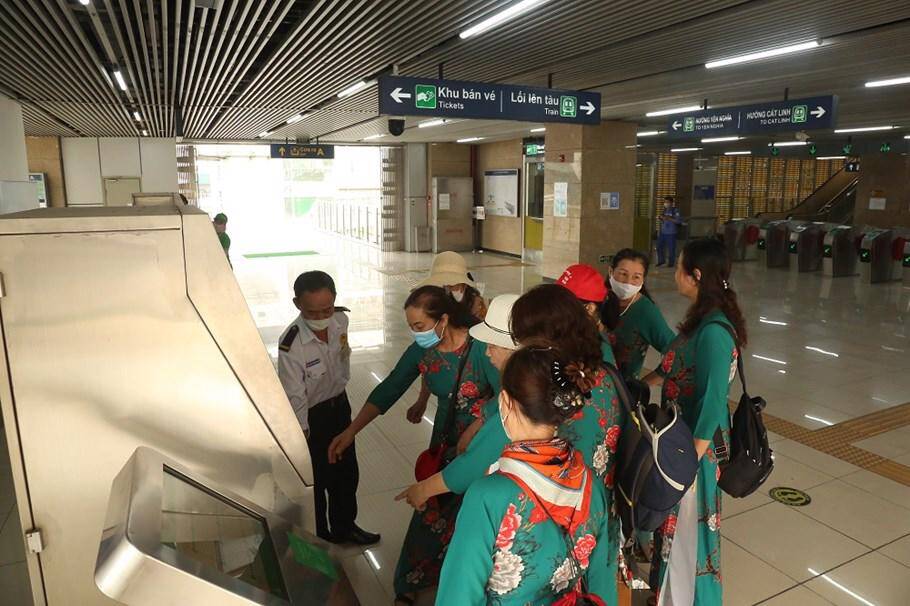 Tròn 1 năm vận hành, đường sắt Cát Linh – Hà Đông ngày càng hút khách