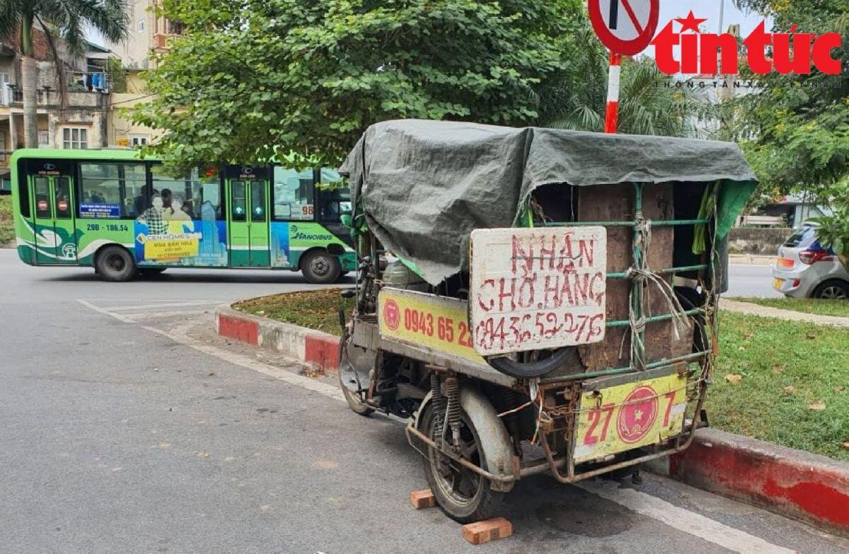 Nhức mắt xe cũ nát "nhờn luật' luồn lách trên phố Hà Nội