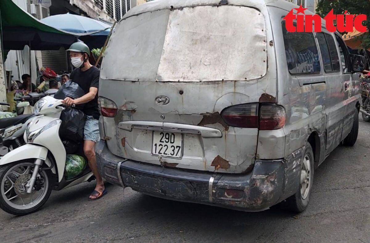 Nhức mắt xe cũ nát "nhờn luật' luồn lách trên phố Hà Nội