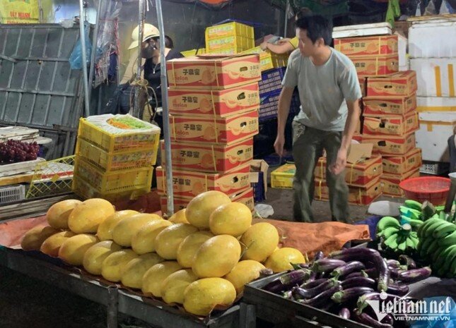 ‘Bóc giá’ trái cây Trung Quốc tại chợ đầu mối