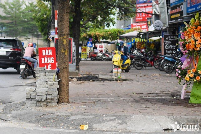 Quán trà đá, tiệm hoa tươi ở Hà Nội tranh thủ bán xăng