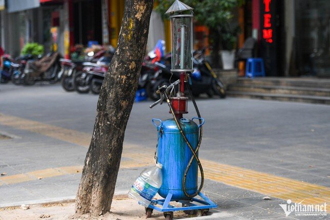 Quán trà đá, tiệm hoa tươi ở Hà Nội tranh thủ bán xăng