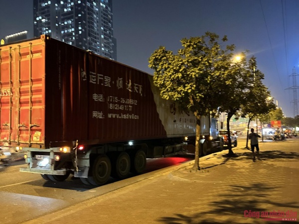 CSGT "khui thùng" container hàng lậu giá trị gần 1 tỷ