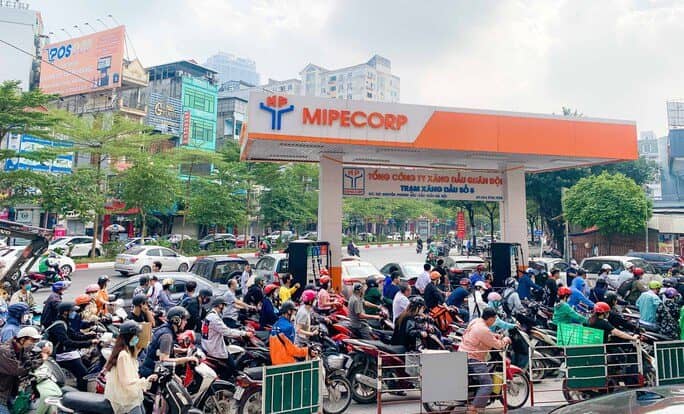 Cây xăng đóng cửa, cắt giảm nhân viên bán xăng trước giờ điều chỉnh giá