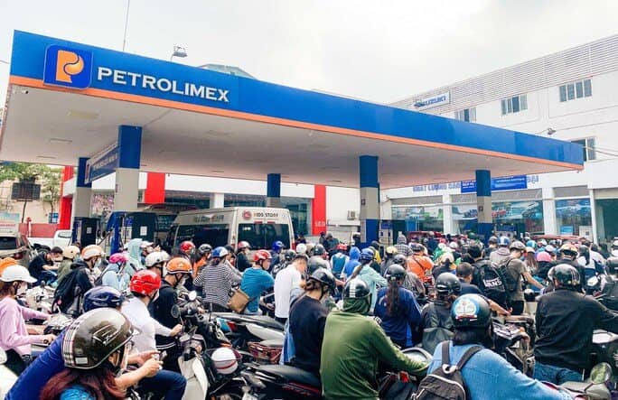 Cây xăng đóng cửa, cắt giảm nhân viên bán xăng trước giờ điều chỉnh giá