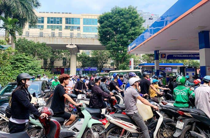 Cây xăng đóng cửa, cắt giảm nhân viên bán xăng trước giờ điều chỉnh giá