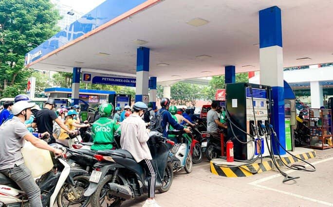 Cây xăng đóng cửa, cắt giảm nhân viên bán xăng trước giờ điều chỉnh giá