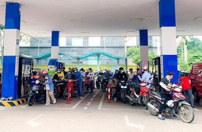 Cây xăng đóng cửa, cắt giảm nhân viên bán xăng trước giờ điều chỉnh giá