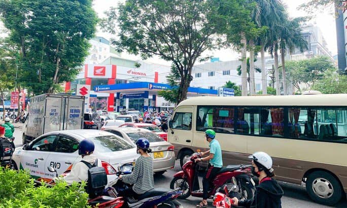 Cây xăng đóng cửa, cắt giảm nhân viên bán xăng trước giờ điều chỉnh giá
