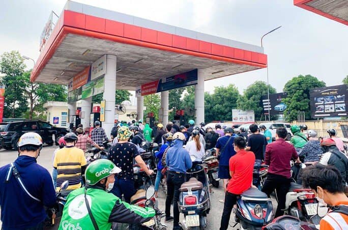 Cây xăng đóng cửa, cắt giảm nhân viên bán xăng trước giờ điều chỉnh giá