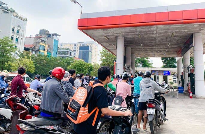 Cây xăng đóng cửa, cắt giảm nhân viên bán xăng trước giờ điều chỉnh giá