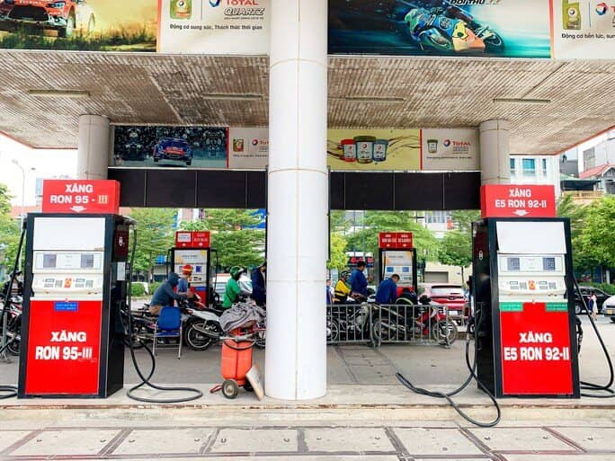 Cây xăng đóng cửa, cắt giảm nhân viên bán xăng trước giờ điều chỉnh giá