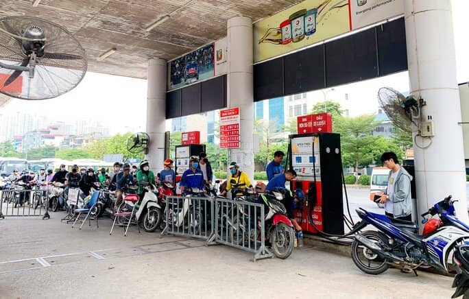 Cây xăng đóng cửa, cắt giảm nhân viên bán xăng trước giờ điều chỉnh giá