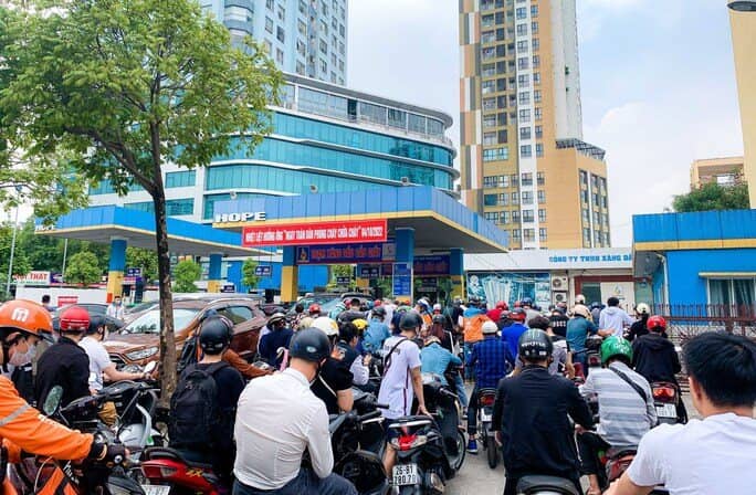 Cây xăng đóng cửa, cắt giảm nhân viên bán xăng trước giờ điều chỉnh giá
