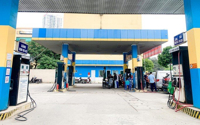Cây xăng đóng cửa, cắt giảm nhân viên bán xăng trước giờ điều chỉnh giá