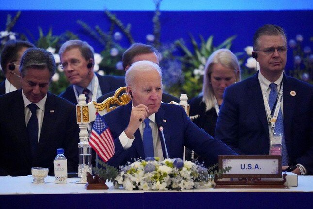 Tổng thống Mỹ Biden lắng nghe bài phát biểu của Ngoại trưởng Nga Lavrov