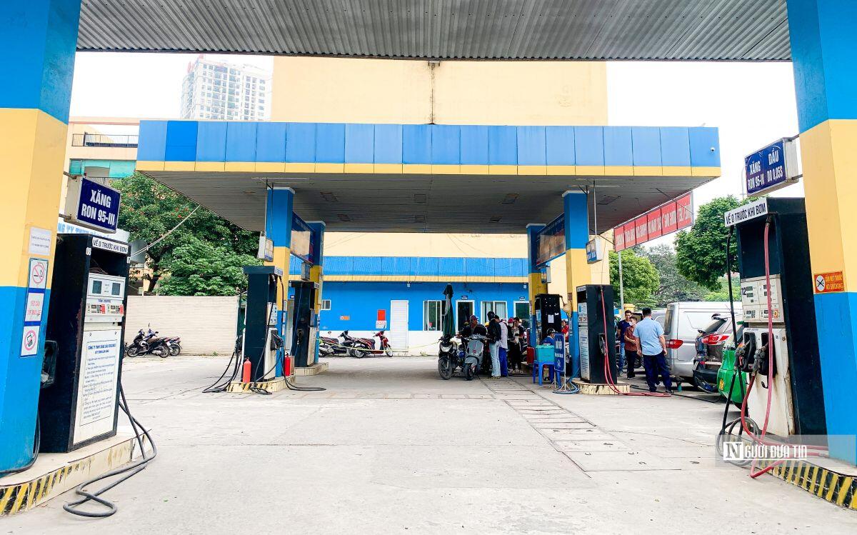 Người dân đi mua xăng tại Hà Nội đã "dễ thở" hơn