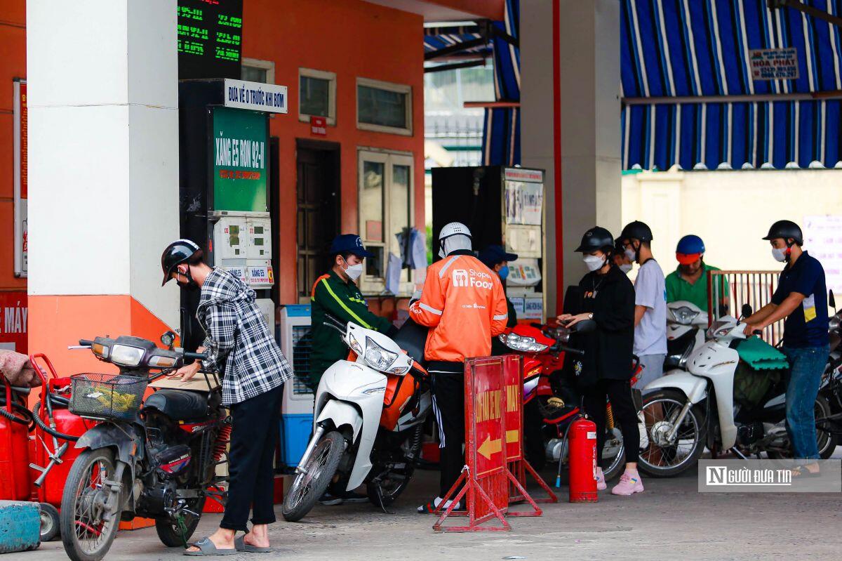 Qua cơn "bĩ cực", Hà Nội không còn cảnh xếp hàng dài chờ mua xăng