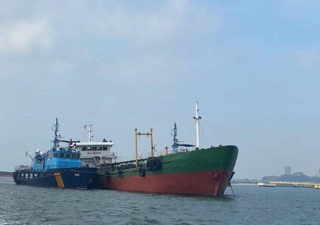 Bắt giữ tàu chở 180 tấn dầu lậu ở Vịnh Bắc Bộ