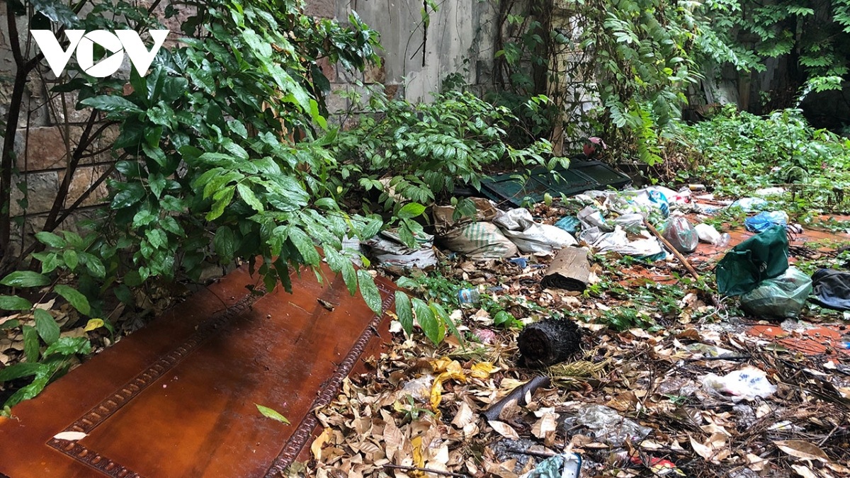Cận cảnh biệt thự cựu Chủ tịch Hà Nội từng ở bị bỏ hoang lãng phí ngập rác thải xú uế