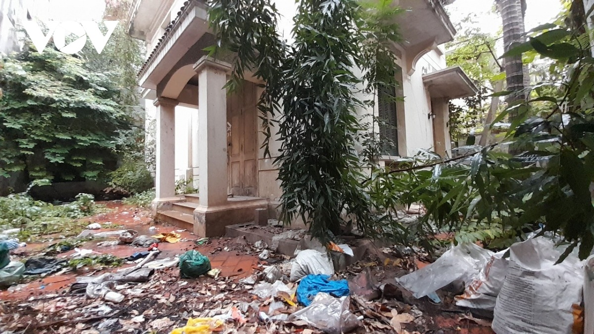 Cận cảnh biệt thự cựu Chủ tịch Hà Nội từng ở bị bỏ hoang lãng phí ngập rác thải xú uế