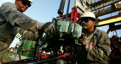 Chính quyền Mỹ nới lỏng lệnh trừng phạt, cho phép Chevron nhập khẩu dầu mỏ từ Venezuela